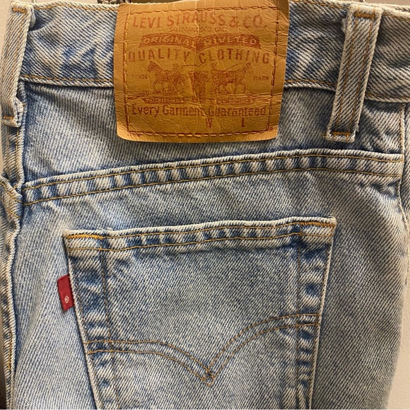 Levi’s High Rise Shorts - Picture 2 of 2